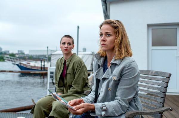 Bild 1 von 8: Im Bild: Nina Weiß (Julia E. Lenska, l.) entwickelt schnell einen guten Draht zu Antje Koopmann (Jessica Ginkel, r.).