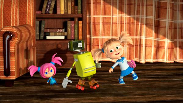 Bild 1 von 6: Mascha und Maschuko tanzen zusammen mit dem Roboter. Der Bär hat nun endlich seine Ruhe.