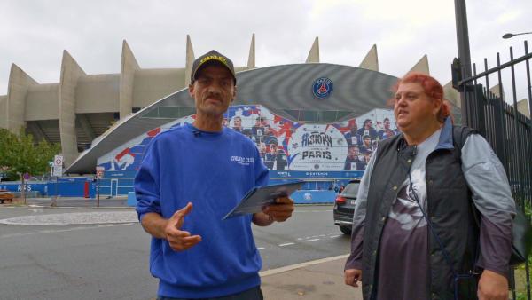 Bild 1 von 3: Dieter und Carmen vor dem Stadion von Paris Saint-Germain