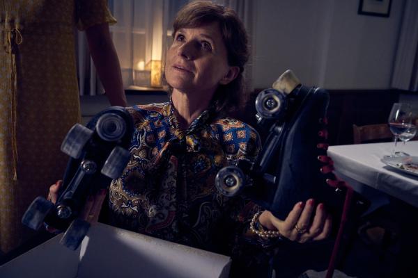 Bild 1 von 5: Maries Mutter Hakke (Victoria Trauttmansdorff) kann nicht glauben, dass sie von Julian ein Paar Rollschuhe zum Geburtstag geschenkt bekommen hat - immerhin sitzt sie im Rollstuhl. Dabei hatte sich ihr schlechter Eindruck von Julian gerade erst ein wenig gebessert.