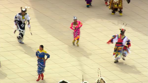 Bild 1 von 4: Mit Trommeln und Federschmuck: Im Lake Traverse Reservat üben Angehörige des Volkes der Santee-Dakota  ihre zeremoniellen Tänze.