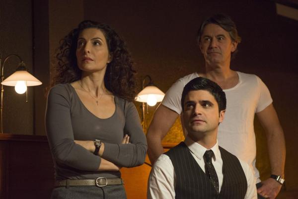 Bild 1 von 32: Während Meisner (Robert Lohr, r.), Andreas (Maximilian Grill, M.) und Tanja (Proschat Madani, l.) an Uschis Unschuld glauben, sieht das ein ehrgeiziger Staatsanwalt anders: Sie war am Tatort, ist von dort geflohen und hatte hohe Mietschulden bei dem Toten. Ein potenzielles Mordmotiv ...