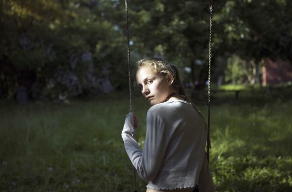 Bild 1 von 4: Holly (Flora Ofelia Hofmann Lindahl) leidet darunter, dass ihr nur wenige Glauben schenken.