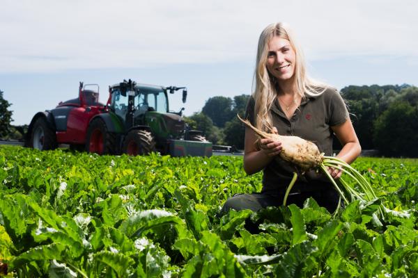 Bild 1 von 4: Barbara Steinberger ist seit 2025 Betriebsleiterin auf dem Steinbergerhof.