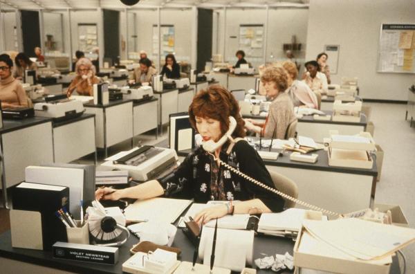 Bild 1 von 9: Der Büroalltag geht Violet Newstead (Lily Tomlin) ziemlich auf die Nerven. Doch alles wäre halb so schlimm, wäre da nicht ihr Chef ...