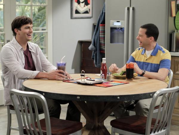 Bild 1 von 13: Noch lachen sie gemeinsam: Walden (Ashton Kutcher, l.) und Alan (Jon Cryer, r.) ...
