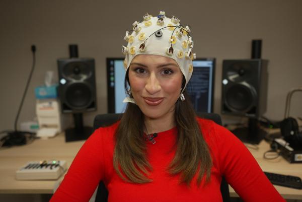 Bild 1 von 2: Salwa Houmsi im Test zur Wirkung von Musik