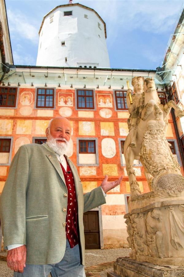 Bild 1 von 2: Im Bild: Sepp Forcher im Innenhof der Burg Forchtenstein