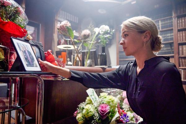 Bild 1 von 33: Im Bild: Im Volkstheater: Klara Bachmann (Swintha Gersthofer), die Witwe eines der Opfer, sieht sich ein Bild ihres verstorbenen Mannes in dessen Büro an.