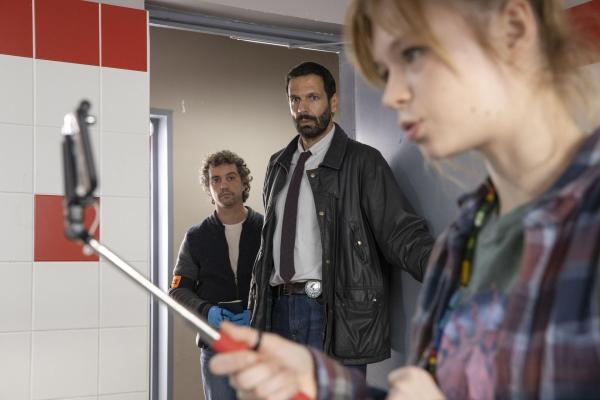 Bild 1 von 5: (v.l.n.r.) Gilles Vandraud (Bruno Sanches); Adam Karadec (Mehdi Nebbou); Théa (Cypriane Gardin)