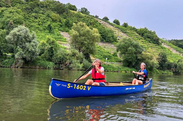 Bild 1 von 6: Annette Krause mit Kanuguide Adrian Hertfelder.
