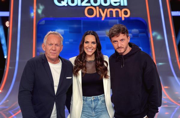 Bild 1 von 2: Moderatorin Esther Sedlaczek (M.) mit den Kandidaten des Teams \