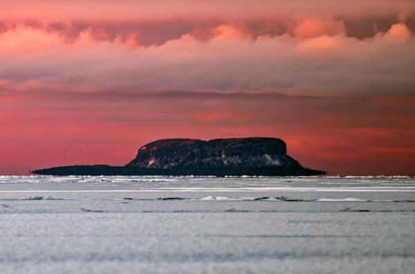 Bild 1 von 6: Der Basaltfelsen Sleeping Giant im Eis des Oberen Sees erstarrt
