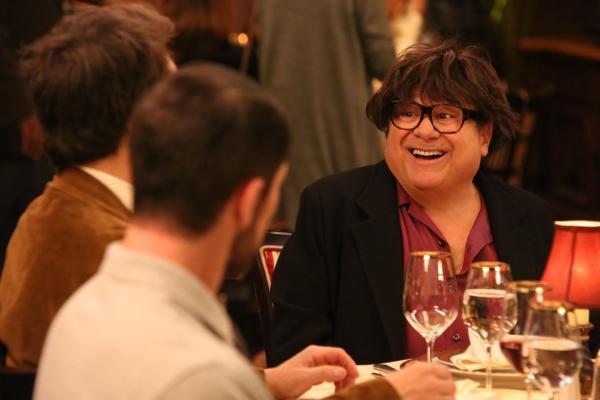 Bild 1 von 8: Frank Reynolds (Danny DeVito, r.)