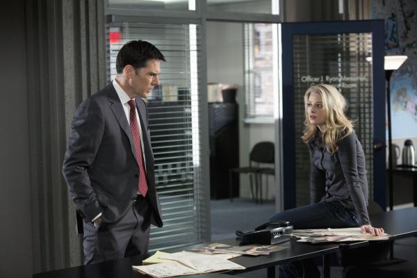 Bild 1 von 18: Für das Team um Hotch (Thomas Gibson, l.) und Ashley (Rachel Nichols, r.) beginnt ein Wettlauf mit der Zeit, um einem Serientäter zu fassen, bevor es weitere Opfer gibt ...