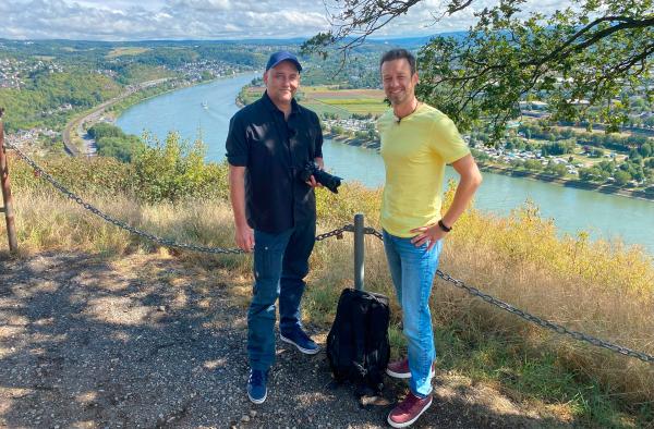 Bild 1 von 6: Moderator Arndt Reisenbichler mit Fotograf Andreas Pacek auf der Erpeler Ley. Beginn der Fahrradtour auf der \
