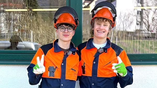 Bild 1 von 1: Beim Praktikum in der Landwirtschaftlichen Schule dürfen Nick und Cay in unterschiedliche Berufe reinschnuppern.
© ZDF/Eva Beer - Honorarfreie Verwendung gemäß AGB im redaktionellen Zusammenhang mit genannter Sendung bei Nennung \