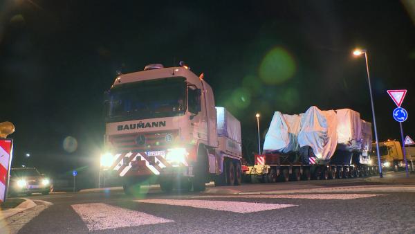 Bild 1 von 3: Nachtfahrt zum Bonner Hafen: Der Schwertransport einer 140 Tonnen schweren und über 40 Meter langen Minenfräse steht an.