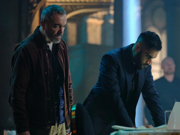 Bild 1 von 5: Jaisal (Sacha Dhawan, r.) bietet Danny (James Nesbitt, l.) an, ihm die Bilder seiner Überwachungskameras zu zeigen.