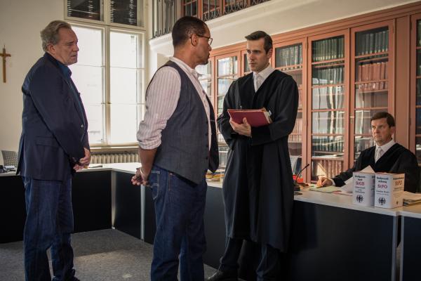 Bild 1 von 8: Arthur Bauer (Gerd Silberbauer, l.) und Franz Ainfachnur (Christofer v. Beau, 2. v. l.) unterhalten sich im Gerichtssaal mit Rainer Härtling (Andreas Thiele, 2. v. r.) und Markus Roth (Thomas Rudnick, r.).