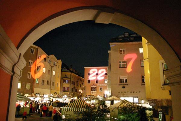 Bild 1 von 2: Im Bild: Adventmarkt, Oberer Stadtplatz, Hall in Tirol.