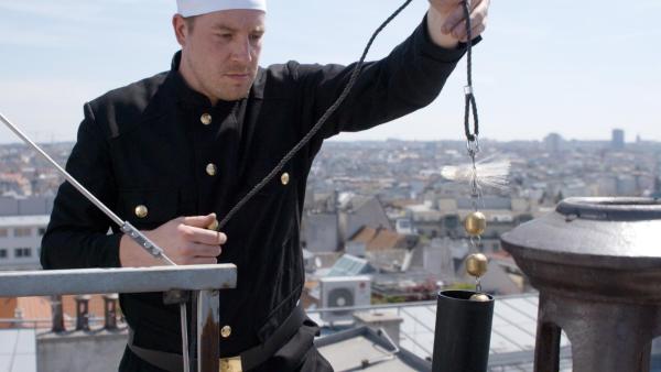 Bild 1 von 11: Im Bild: Rauchfangkehrer beim Reinigen eines modernen Kamins.