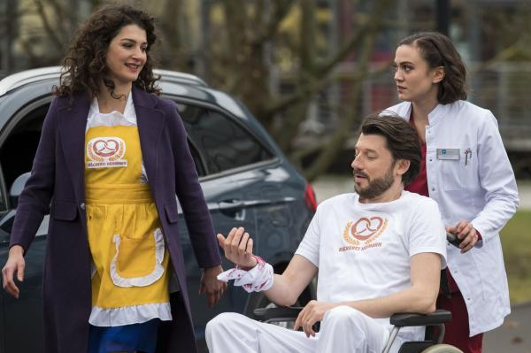 Bild 1 von 7: (v.l.n.r.) Estefania Piza Cevallos (Anastasia Papadopoulou); Oliver Hermann (Steffen Lehmann); Rebecca Krieger (Milena Straube)