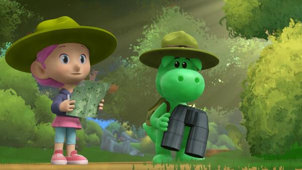 Bild 1 von 3: Gemeinsam mit Stella meistert Grisu auch seine Mission als Hilfsförster.