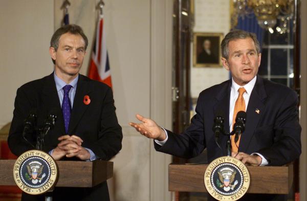 Bild 1 von 4: George W. Bush und Tony Blair im Jahr 2001.