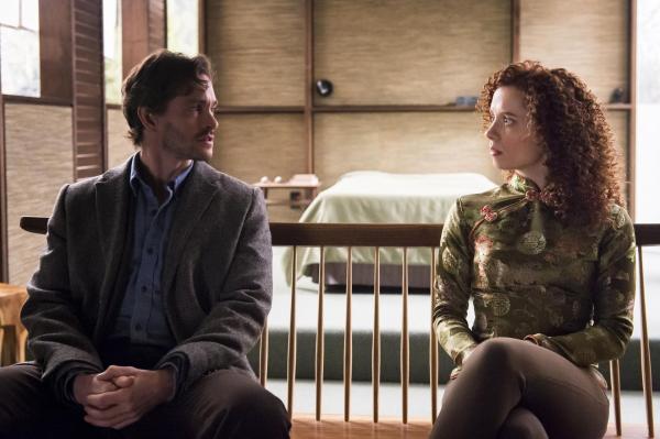 Bild 1 von 22: Die Tatsache, dass Freddie Lounds (Lara Jean Chorostecki, r.) noch am Leben ist, könnte will (Hugh Dancy, l.) eben dieses kosten ...