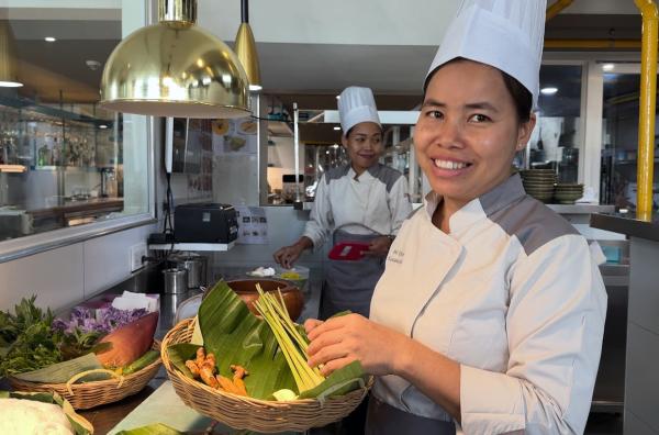 Bild 1 von 2: In Phnom Penh bereitet Köchin Kimsan Pol (re.) Num Banh Chok zu: die Reisnudeln der Khmer.
