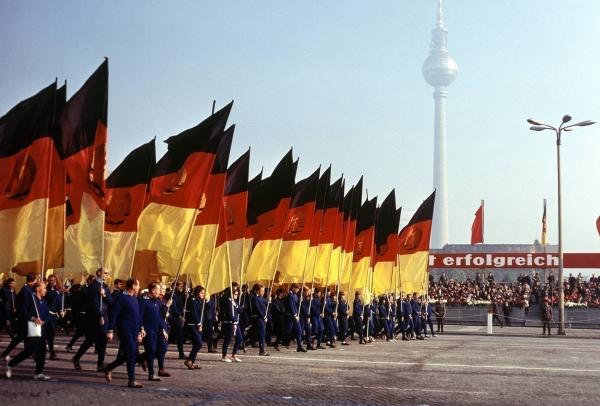Bild 1 von 2: Festumzug zum 20. Jahrestag der DDR.