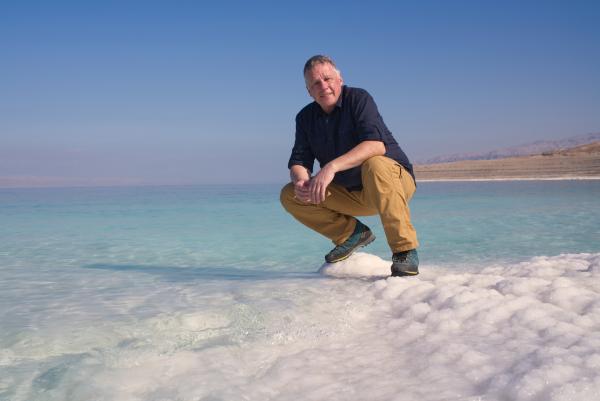 Bild 1 von 7: Colin Devey ist am Toten Meer in Jordanien auf der Suche nach Lithium und anderen Elementen.