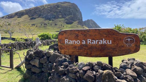 Bild 1 von 3: Die Moai wurden aus dem Gestein des Vulkans Rano Raraku gefertigt.
