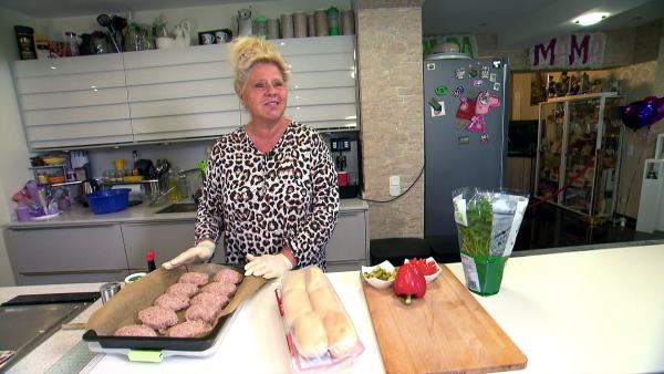 Bild 1 von 4: Silvia kocht für ihre Großfamilie in drei Gängen, heute soll es ein Mett-Menü werden.
