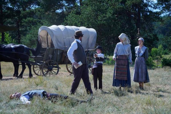 Bild 1 von 4: Tödliche Eskalation. Fritz (Komparse, M.), der Sohn der Siedler-Familie hat dem schmierigen Makler (Paul Sedlmeir, l.) den Garaus gemacht. Vater Walter (Jan van Weyde, 2.v.l.), Mutter Dolores (Judith Richter, 2.v.r.) und Schwester Paula (Nora Islei, r.) sind entsetzt. Was bedeutet das jetzt für den Kaufvertrag?