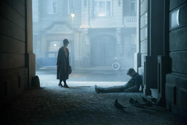 Bild 1 von 18: Im Bild: Die Stenotypistin Charlotte (Liv Lisa Fries) findet ihren Kollegen Gereon (Volker Bruch) bewußtlos.