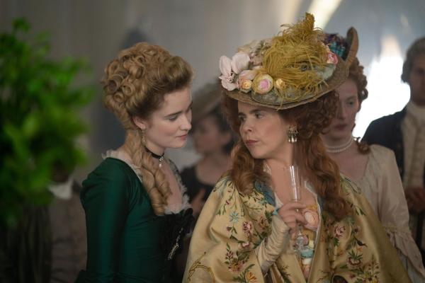 Bild 1 von 13: Camille (Alice Englert, l.); Florence de Regnier (Paloma Faith, r.)