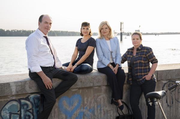 Bild 1 von 8: (v.l.n.r.) Markus Gellert (Herbert Knaup); Yasmin Meckel (Sophie Dal); Isa von Brede (Sabine Postel); Gudrun Wohlers (Katrin Pollitt)