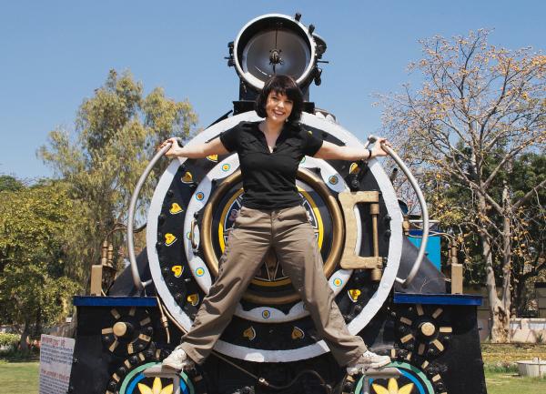 Bild 1 von 1: Mona Vetsch im Eisenbahnmuseum in Delhi.