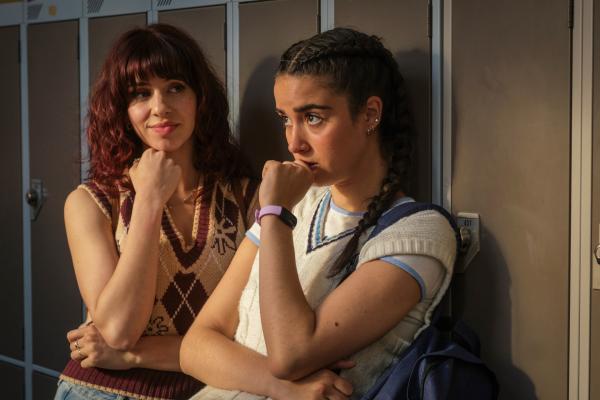 Bild 1 von 7: Cara (Asha Banks, r.) und Lauren (Yali Topol-Margalith, l.) überlegen, wie sie erfahren können, wo die berüchtigte \