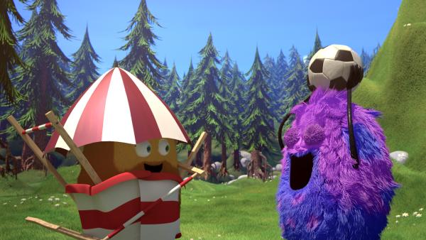 Bild 1 von 3: Kiwi steckt in seinem Liegestuhl und Strit will immer noch Fußball spielen.