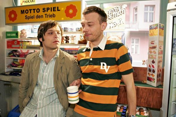 Bild 1 von 14: Jürgen (Oliver Bokern, r.) hat kein Verständnis für Brunos (Tim Sander, l.) Schwärmerei für Kim.