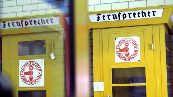 Bild 1 von 3: Die gelben Telefonhäuschen, die bis in die 90er Jahre die Straßen zierten. Heute sind sie nahezu aus dem öffentlichen Leben verschwunden und können im Museum besichtigt werden.