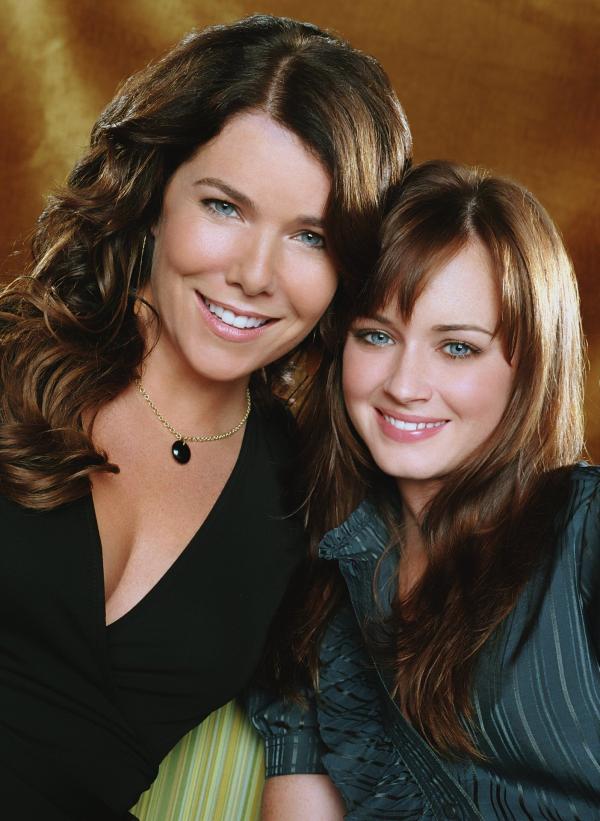 Bild 1 von 13: (7. Staffel) - Während sich Lorelai (Lauren Graham, l.) in Sache Liebe auf Altbekanntes verlässt, stößt Rory (Alexis Bledel, r.) in ihrer Beziehung mit Logan immer wieder auf Differenzen ...