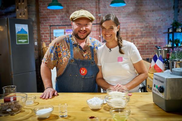 Bild 1 von 5: Sebastian Lege zeigt, was in industriell gefertigten Macarons steckt: Sie enthalten wenig Mandeln und viel Zucker. Unterstützung bekommt der Produktentwickler von Olga Lina Knoebel. Sie hat in Paris das Konditorhandwerk erlernt. Macarons sind eine ihrer absoluten Spezialitäten. Sie weiß: die kleinen Mandelkekse brauchen Sorgfalt.
