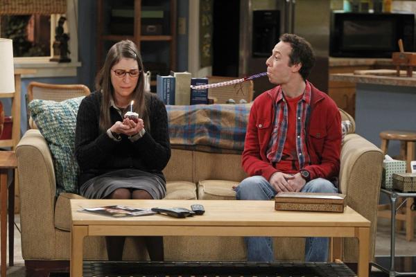 Bild 1 von 10: Als Sheldon für eine Weile nach Texas reist, überlegen Amy (Mayim Bialik, l.) und Stuart (Kevin Sussman, r.) beim gemeinsamen Weihnachtsbaum-Schmücken, wie ihr Leben aussehen würde, wenn sie Sheldon niemals kennengelernt hätten ...