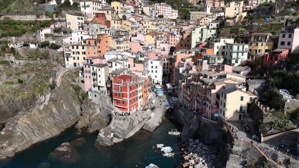 Bild 1 von 5: Riomaggiore, das südlichste Dorf der Cinque Terre, schmiegt sich spektakulär an die Steilküste. Seine farbenfrohen Häuser wachsen wie Türme in die Höhe.