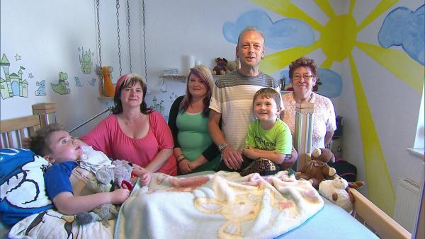 Bild 1 von 1: Mit drei Wunschkindern scheint das Glück von Michael (40) und Katja (37) perfekt. Doch die Idylle endet jäh, als Sohn Jared (6) im Alter von zwei Jahren an einer äußerst seltenen Behinderung erkrankt, die in der Regel binnen weniger Jahre tödlich endet. Der kleine Junge muss künstlich beatmet werden und ist auf einen Rollstuhl angewiesen. In dem nicht behindertengerechten Haus der Familie wird das Leben zunehmend schwierig.