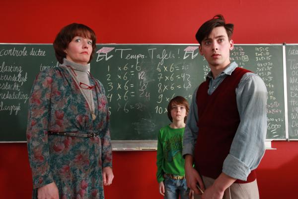 Bild 1 von 6: Die Schuldirektorin (Sanne Wallis de Vries, li.) ringt um Fassung, als sie den Unterricht  des neuen Aushilfslehrers (Willem Voogd) besucht.